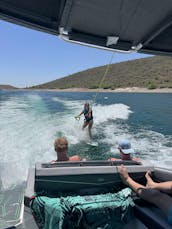 Yacht de surf Cobalt de 26 pieds à louer avec capitaine 🧑‍✈️ 