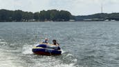  23フィートのトリトゥーンでのクルージー・レイク・アラトゥーナ、キャプテン150HP、スポーツバー付き 