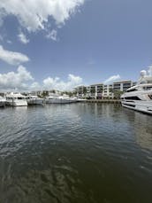 Super iate de luxo Ferretti Flybridge de 70 pés — ideal para festas com sistema de som!!!