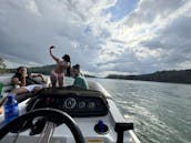  23フィートのトリトゥーンでのクルージー・レイク・アラトゥーナ、キャプテン150HP、スポーツバー付き 