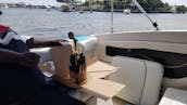 Barco a motor Sea Ray 225 Express Cruiser na praia de Fort Lauderdale Pompano..