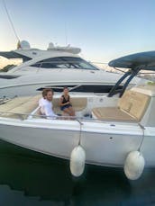 Rent a 34 ft. Donzi boat for 12 people in Cartagena!