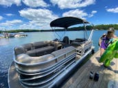 20' Sun Tracker Party Barge Dlx Pontoon Rental in Charlotte