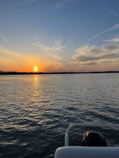 28 Ft. Pontoon Boat -Near Nashville on Old Hickory Lake