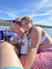 Disfruta de un día sin preocupaciones en el lago Saguaro con el Capitán Sheldon en un nuevo bote de vela de 2024