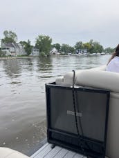 Luxurious 25' Entertainment Pontoon Rental in Montreal West-Island