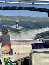 O barco de esqui vem completo com tubos, esquis e pranchas de wake (Denver, Colorado)