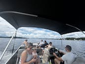 Profitez d'une belle journée sur le lac Norman avec un tri-toon de luxe de 23 pieds et un tube gratuit !