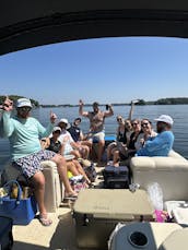 Bateau de fête en ponton sur le lac Norman