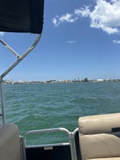Amusez-vous à Johns Pass Sandbar avec le ponton Bennington SSX 20 !