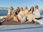 Catamarã navegando na Baía de San Diego - Espaçoso e estável - Navegue com Fun Cat