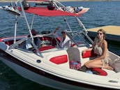 Bateau de ski Sea Ray avec tous les éléments essentiels + SYSTÈME AUDIO PUISSANT et wakeboards/Tube