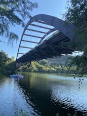 Lago Austin, pontones, capitán incluido