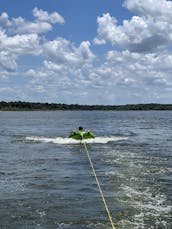 Ponton Sun Tracker de 24 pieds : faites la fête et pêchez avec style