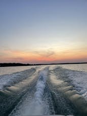 Faites du wakesurf ou détendez-vous simplement sur le lac Canyon avec notre capitaine expérimenté