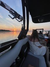 Faites du wakesurf ou détendez-vous simplement sur le lac Canyon avec notre capitaine expérimenté