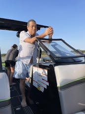 Faites du wakesurf ou détendez-vous simplement sur le lac Canyon avec notre capitaine expérimenté