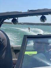 Faites du wakesurf ou détendez-vous simplement sur le lac Canyon avec notre capitaine expérimenté