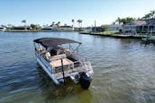Godfrey Sweetwater 2486 SFL Lounge with a 200HP engine