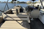 Godfrey Sweetwater 2486 SFL Lounge con un motor de 200 CV
