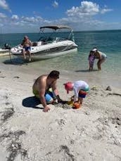 Un bateau de pont Hurricane de 24 pieds pour toute la famille livré à votre quai !