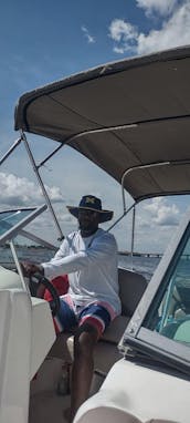 Un bateau de pont Hurricane de 24 pieds pour toute la famille livré à votre quai !