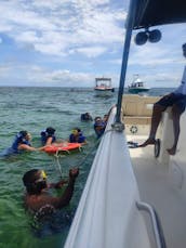 Enjoy the amazing islas of Rosario in Cartagena, rental Boat 30ft 14 people
