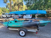 Kayaks Hobie Pedal azules y naranjas en alquiler en el lago Howell