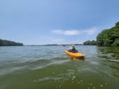 Kayaks Hobie Pedal azules y naranjas en alquiler en el lago Howell