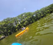 Kayaks Hobie Pedal azules y naranjas en alquiler en el lago Howell