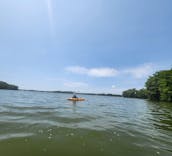 Kayaks Hobie Pedal azules y naranjas en alquiler en el lago Howell