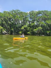 Kayaks Hobie Pedal azules y naranjas en alquiler en el lago Howell