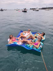 Cuna incluida. Una combinación perfecta de comodidad y aventura a bordo del Sea Ray Sundancer.