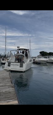 37' Luxury Carver Multi-Level Yacht w/ Premium Sound