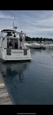 37' Luxury Carver Multi-Level Yacht w/ Premium Sound
