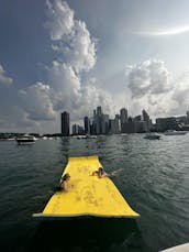 Yacht à moteur Formula de 33 pieds, idéal pour un parc à bébé !