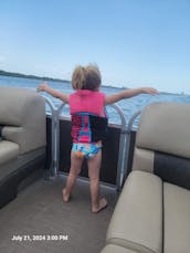 20FT PONTOON FOR ISLAND HOPPING, PARTIES, SANDBARS, & DOLPHIN CRUISE CAPTAIN