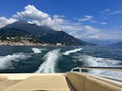 ¡Crucero por el lago Como en el elegante yate a motor de 31 pies en alta mar!