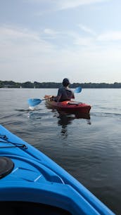 イースト・グランド・ラピッズのリーズ湖でのカヤック・レンタル