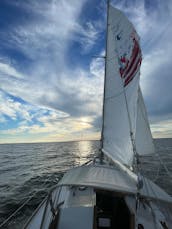 ¡Navega al atardecer por Buzzards Bay en una balandra clásica!