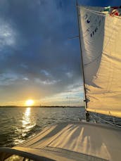 ¡Navega al atardecer por Buzzards Bay en una balandra clásica!