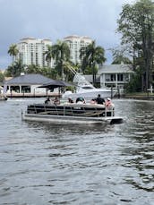 Comfortable and spacious Bentley 240 Cruise 28ft Pontoon in Fort Lauderdale