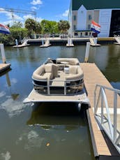 Comfortable and spacious Bentley 240 Cruise 28ft Pontoon in Fort Lauderdale