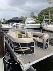 Comfortable and spacious Bentley 240 Cruise 28ft Pontoon in Fort Lauderdale