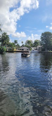 Comfortable and spacious Bentley 240 Cruise 28ft Pontoon in Fort Lauderdale