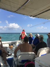 Fête sur la plage en bateau à moteur sur l'île de Grand Bahama