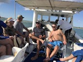 Fête sur la plage en bateau à moteur sur l'île de Grand Bahama