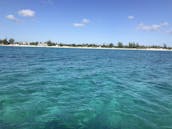 Fête sur la plage en bateau à moteur sur l'île de Grand Bahama