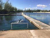 Fête sur la plage en bateau à moteur sur l'île de Grand Bahama