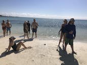 Fête sur la plage en bateau à moteur sur l'île de Grand Bahama